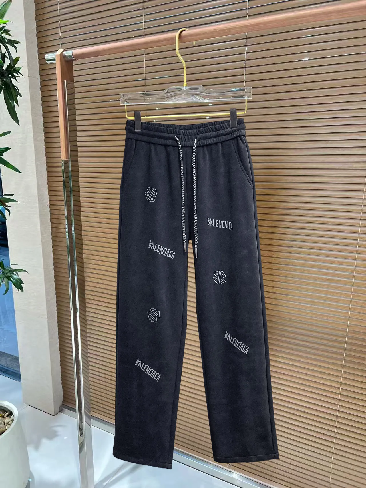 Balenciaga 🆕2026 Autumn and Winter New Arrival Casual Pants! The official website will be released simultaneously. Brand Classic LOGO casual pants, customized fabrics, excellent comfort and strong touch. Highly recognisable, perfect appearance and craftsmanship. Size:M-3XL